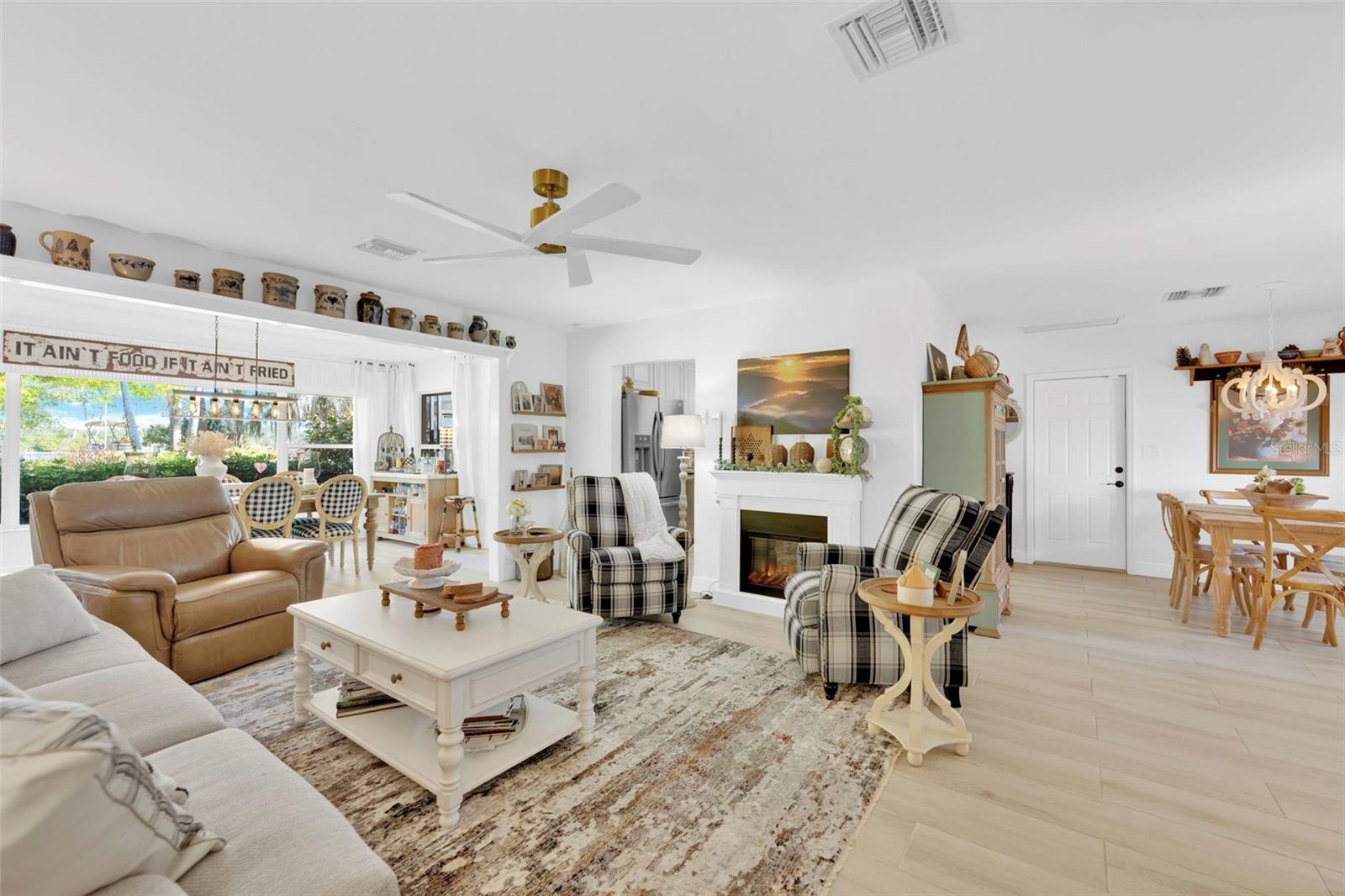 PARADISE SHORES - Residential