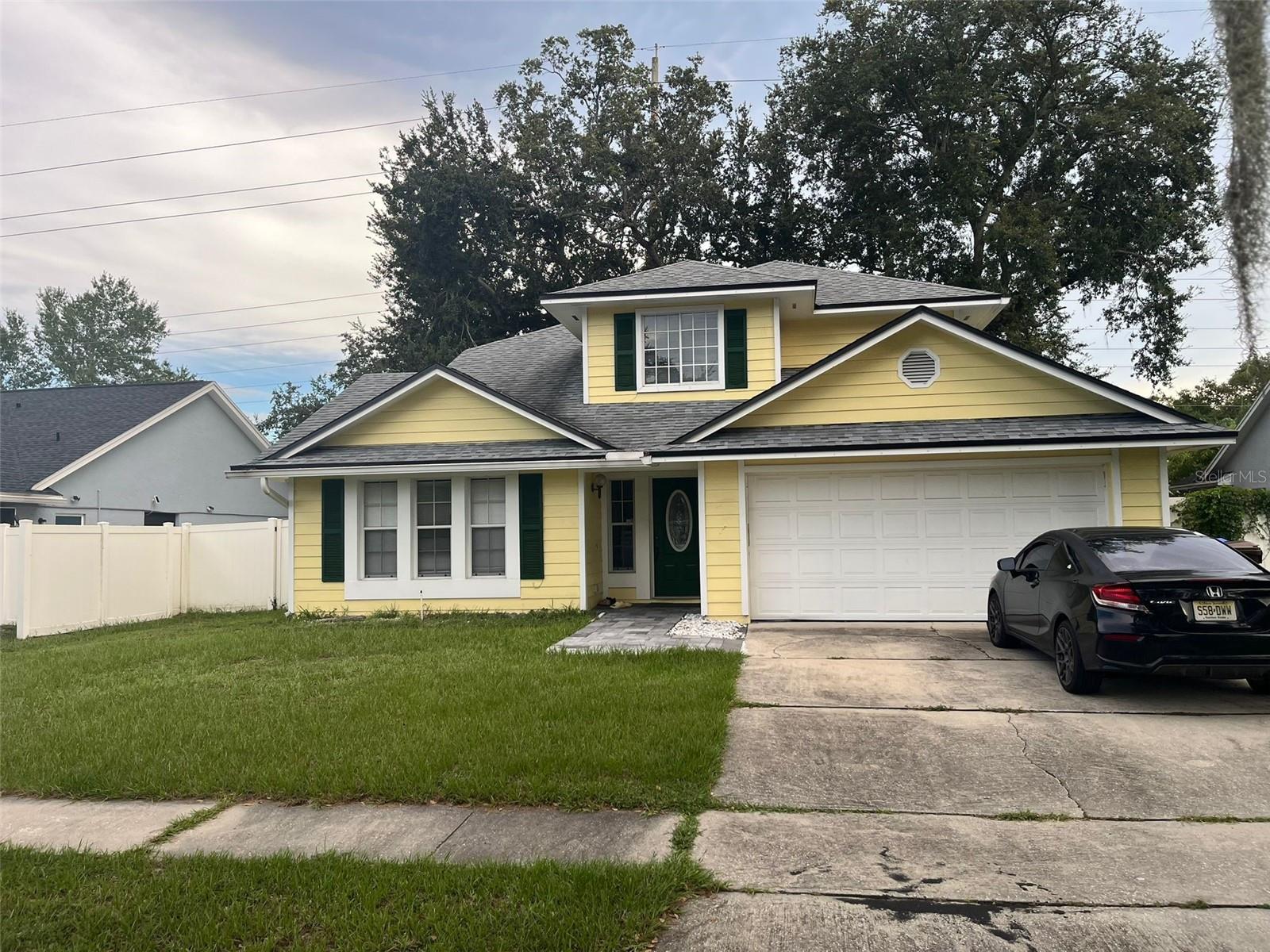 Charming 2-Story Home in Westwood Forest – Ready for Immediate Move-In!
Beautiful and spacious 3-bedroom, 2.5-bath single-family home in the highly sought-after Westwood Forest community of Osceola County. This bright and airy property offers a large living room, a cozy family room, and an open kitchen/family room combo—perfect for entertaining.
Interior features include walk-in closets, skylights for natural light, ceramic tile & laminate flooring, a pantry, and a fully fenced backyard ideal for gatherings or pets with a 2-car attached garage.
Located within city limits, on paved streets, and just minutes from major highways (417, Turnpike, Hwy 192), schools, shopping centers, restaurants, and entertainment.
Pet-friendly | Move-in ready | Quiet, family-friendly neighborhood