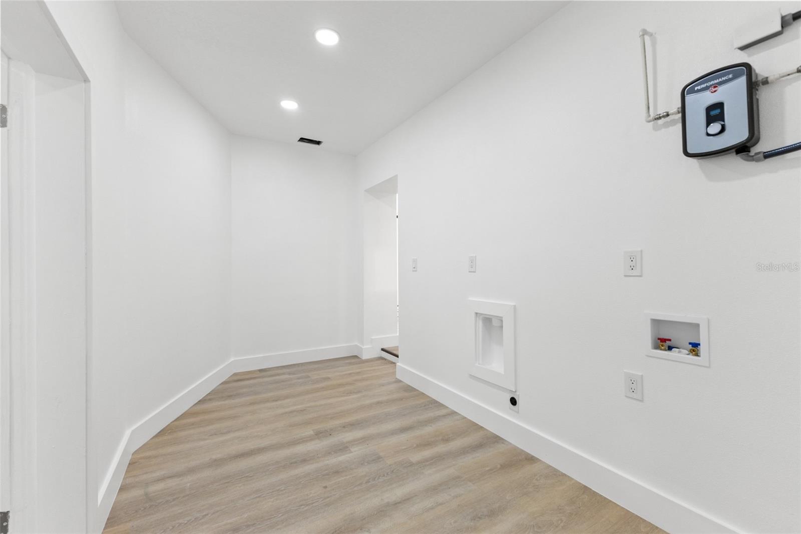 CAUSEWAY BLVD SUB 2 - Residential Lease