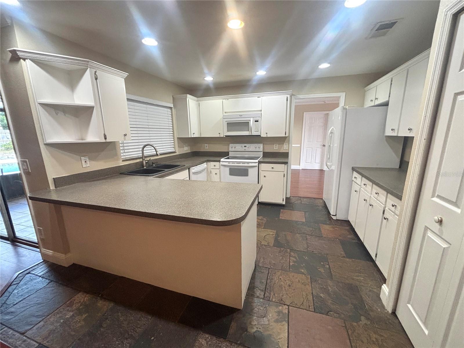 BROOKHOLLOW - Residential Lease