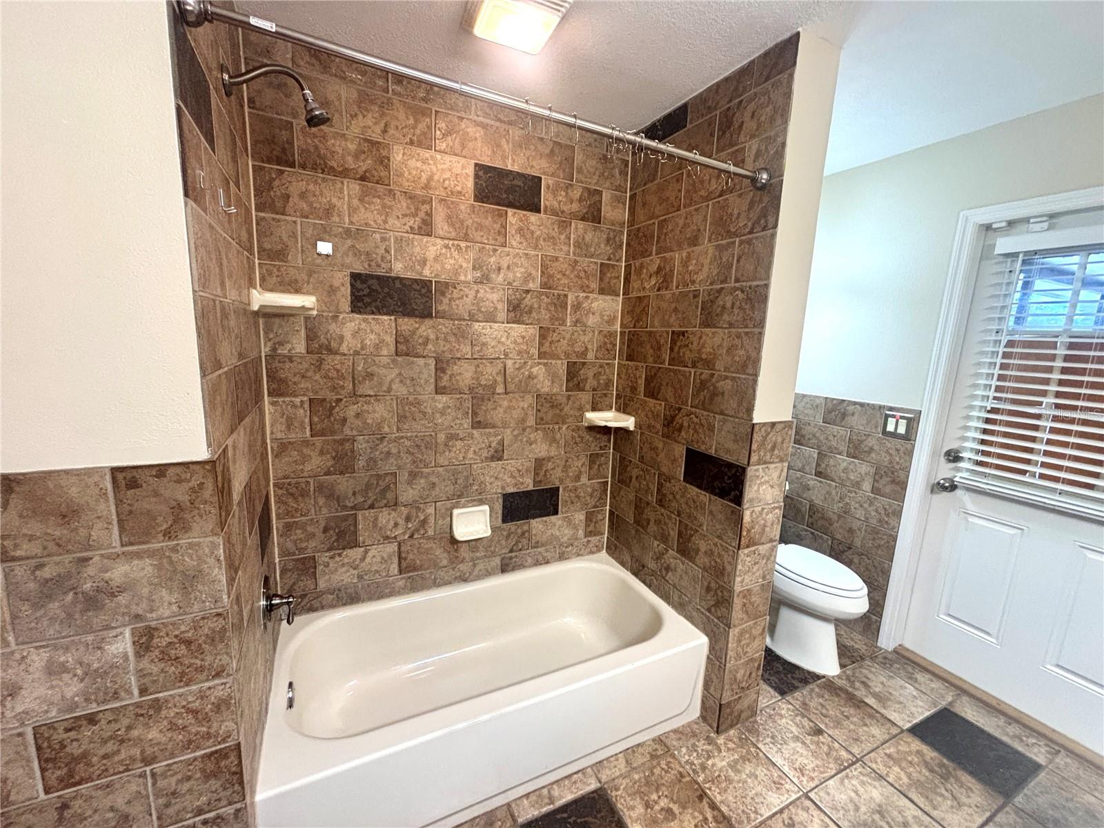 BROOKHOLLOW - Residential Lease