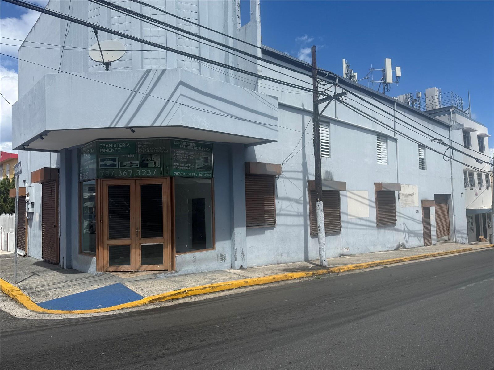 Main image without alt text