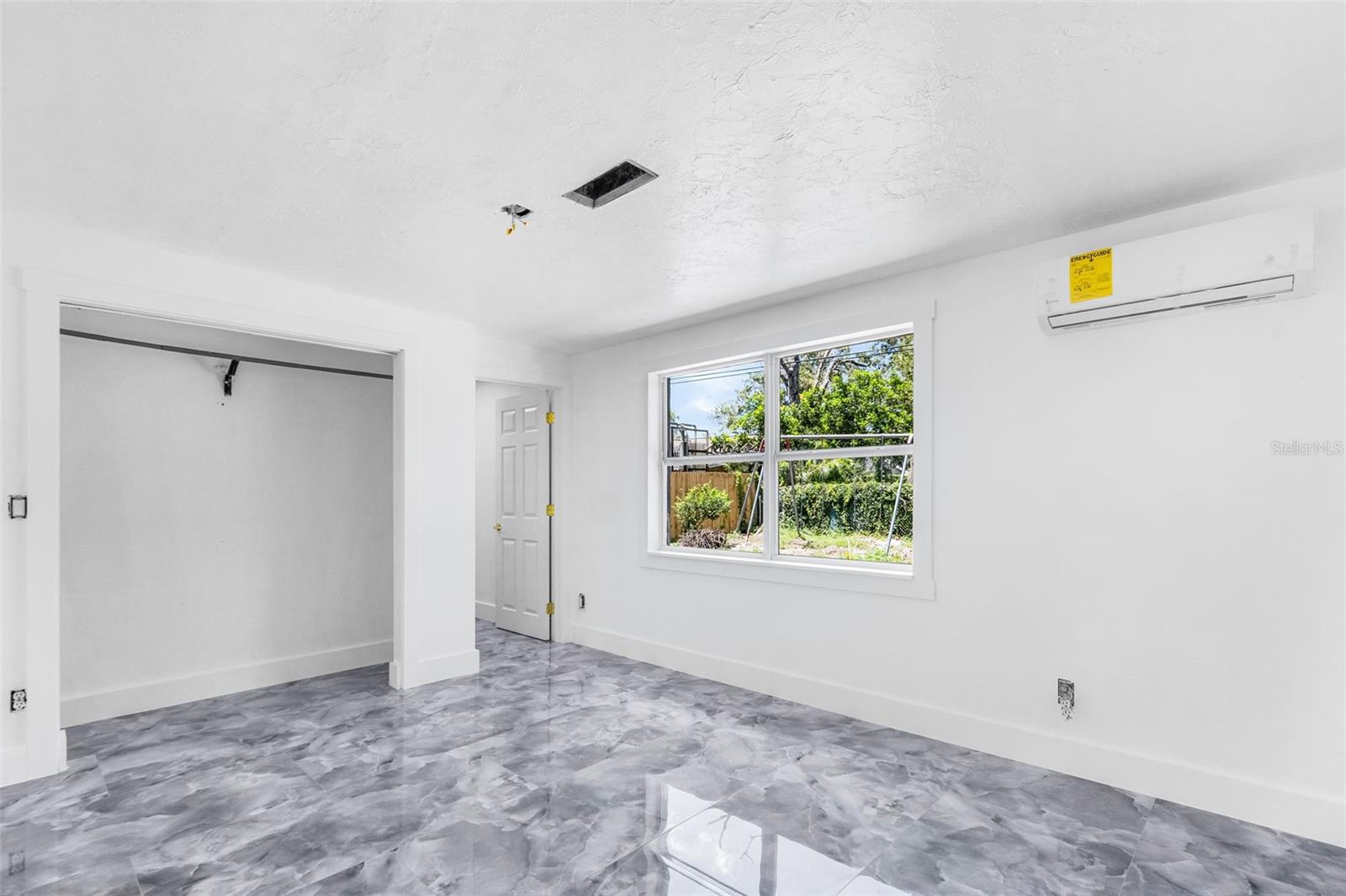 LAKE SARASOTA - Residential