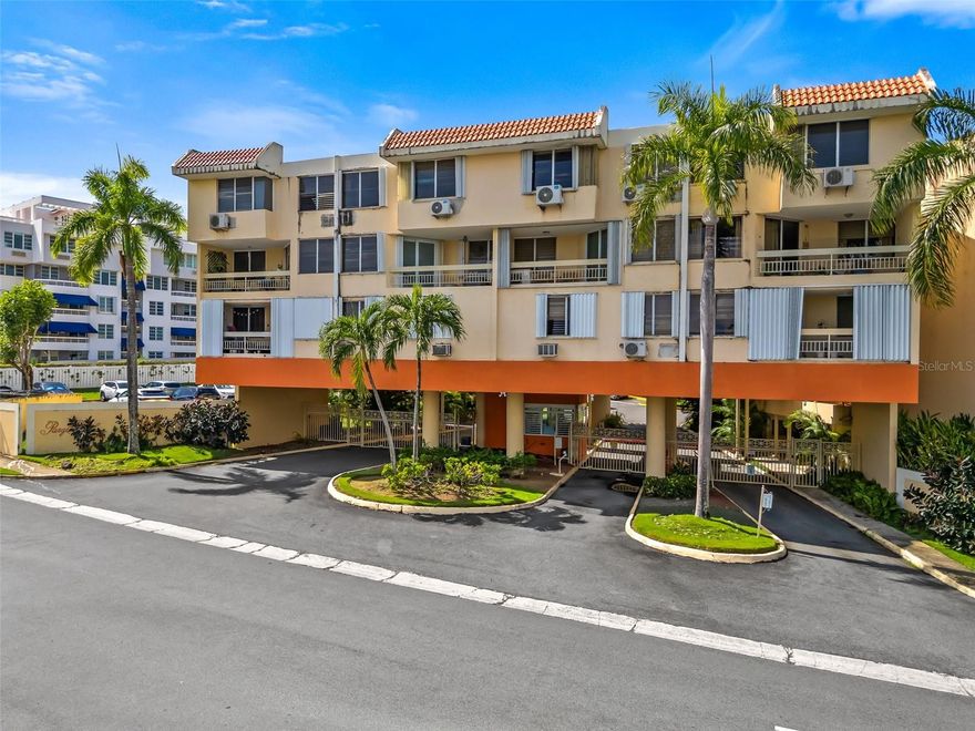 Two-level apartment with approximately 1,550 square feet of living area, featuring 3 bedrooms and 2.5 bathrooms. The kitchen has been remodeled and includes stainless steel appliances. The unit has new flooring, has been recently painted, and includes air-conditioning units in the bedrooms and in the living/dining area. The property is rented equipped with the existing appliances and equipment.

The apartment includes two deeded parking spaces side by side for greater convenience. The condominium offers controlled access, 24/7 security, a pool, kid playground, half basketball court, and elevators.

Located across from Jardines Reales shopping center, with close access to restaurants, pharmacies, supermarkets, commercial services, and main roads throughout the metropolitan area. The unit is vacant and available for immediate occupancy. Water and electricity services are active.