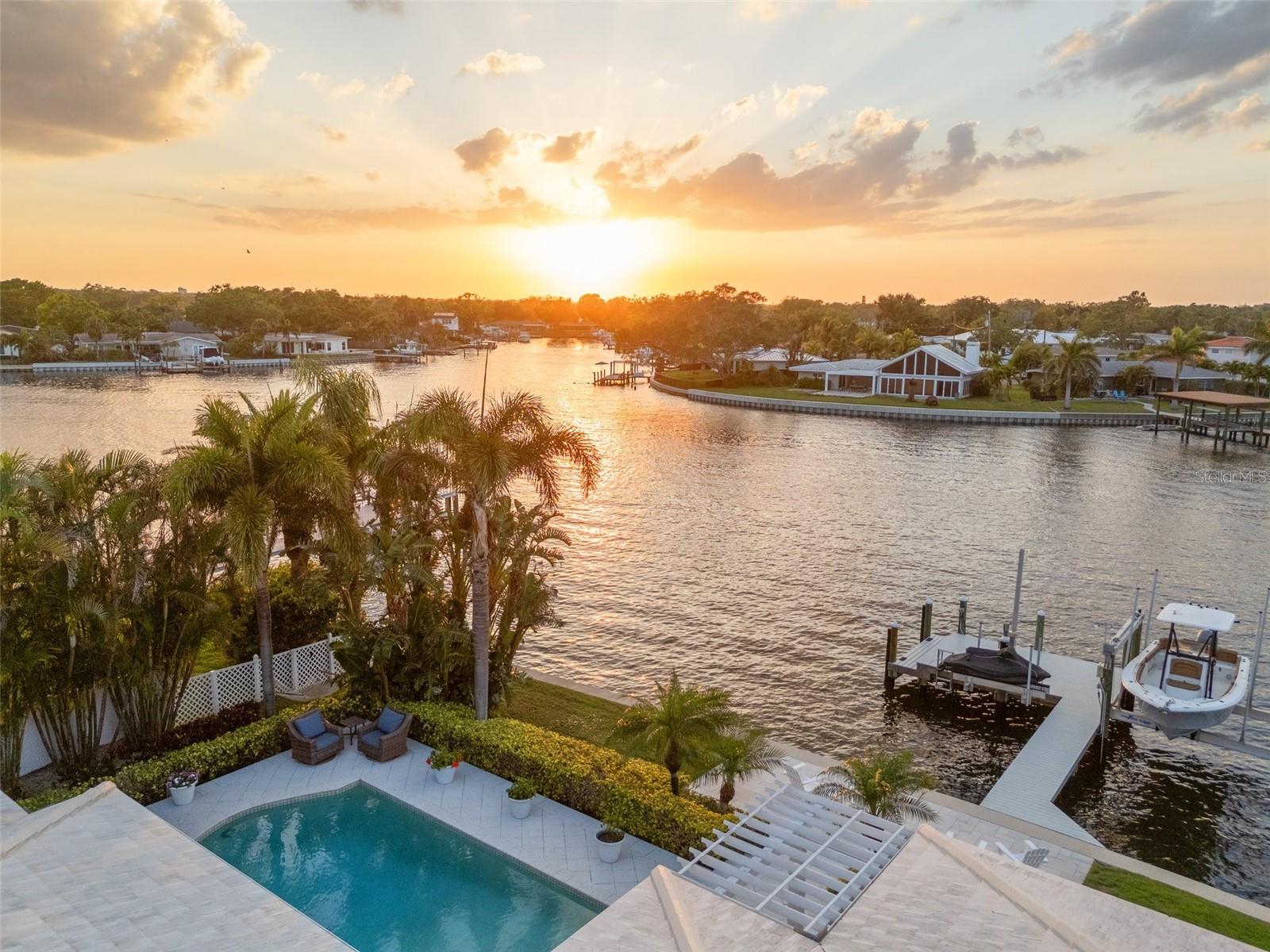 935 EDEN ISLE DRIVE NE