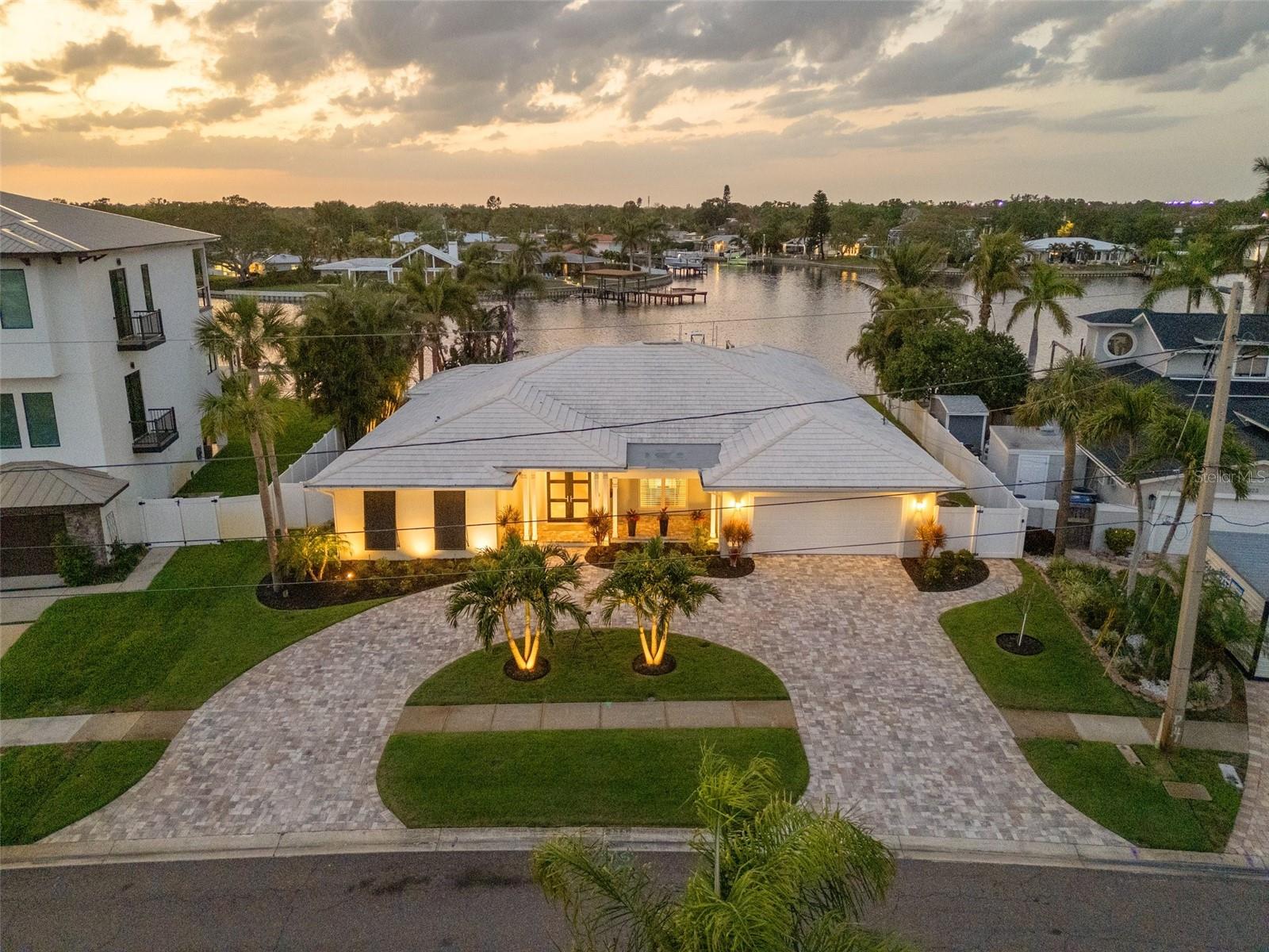 935 EDEN ISLE DRIVE NE