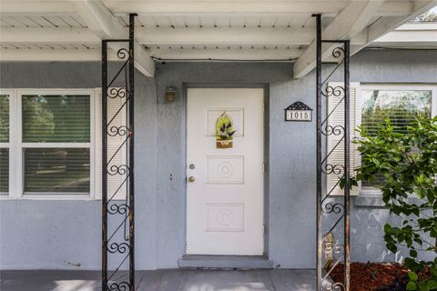 A home in AUBURNDALE