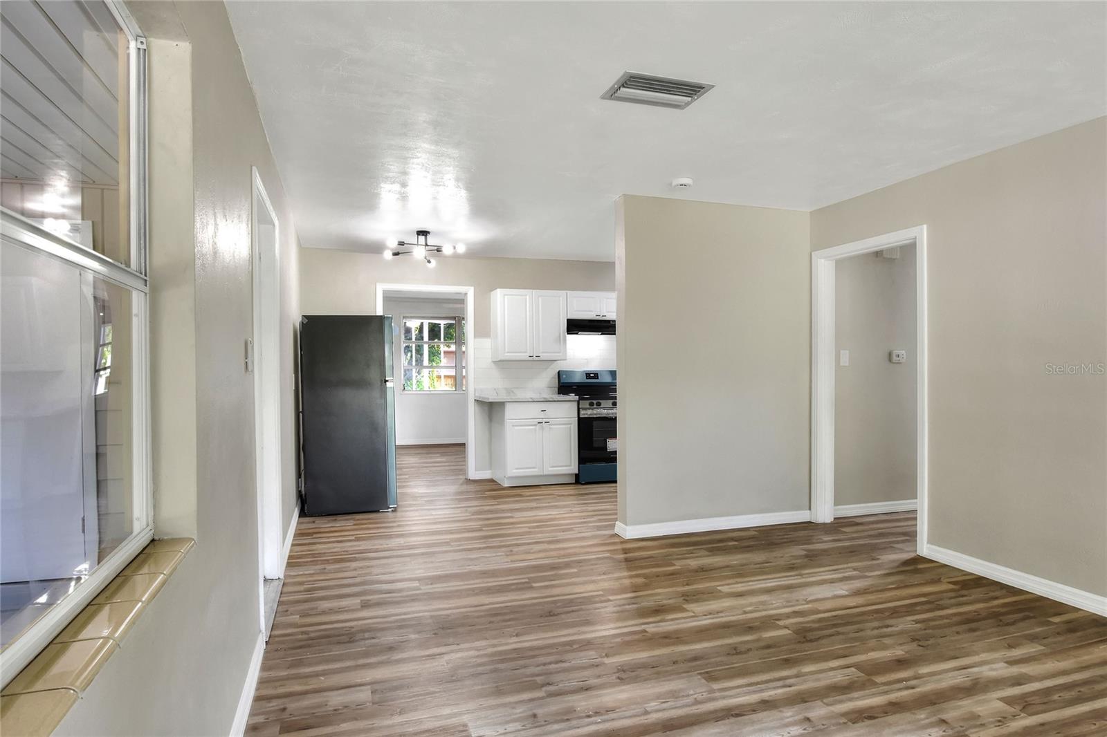 215 W VALENCIA STREET