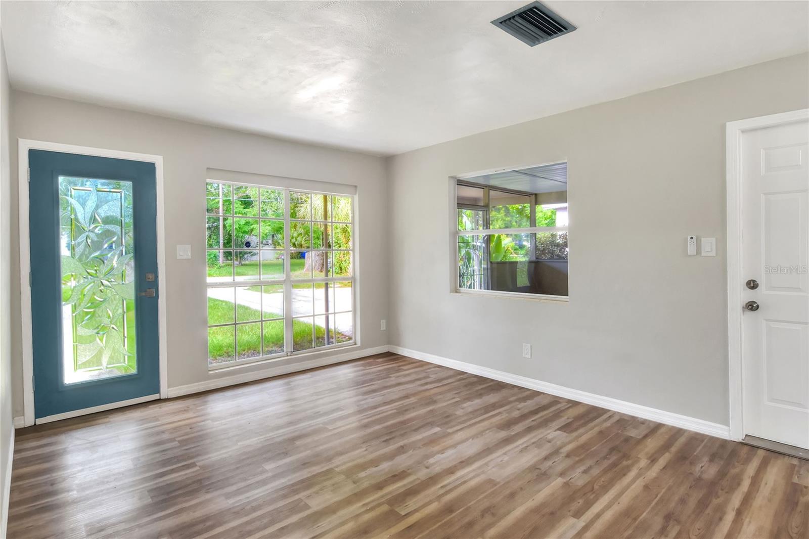 215 W VALENCIA STREET