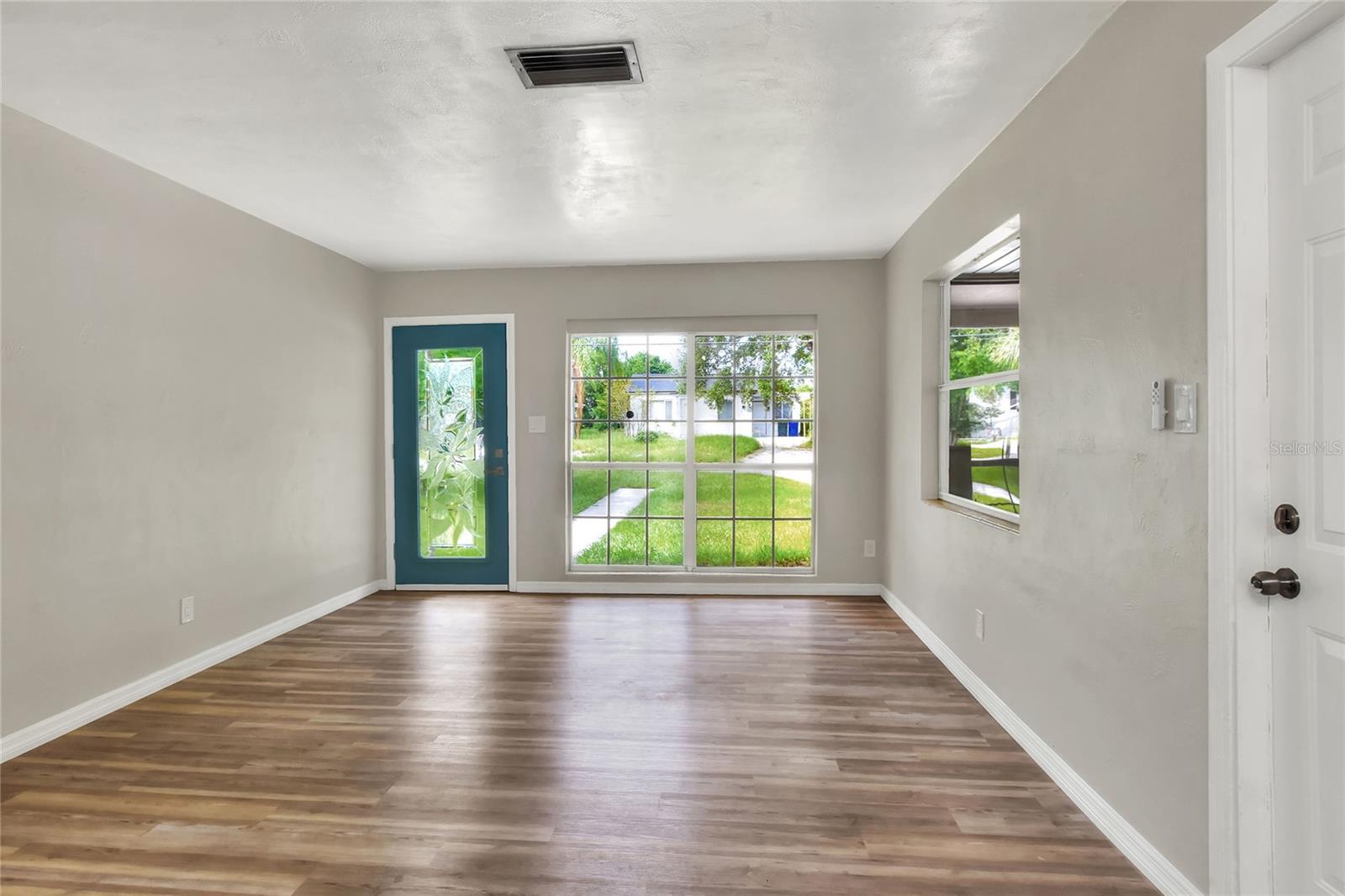 215 W VALENCIA STREET