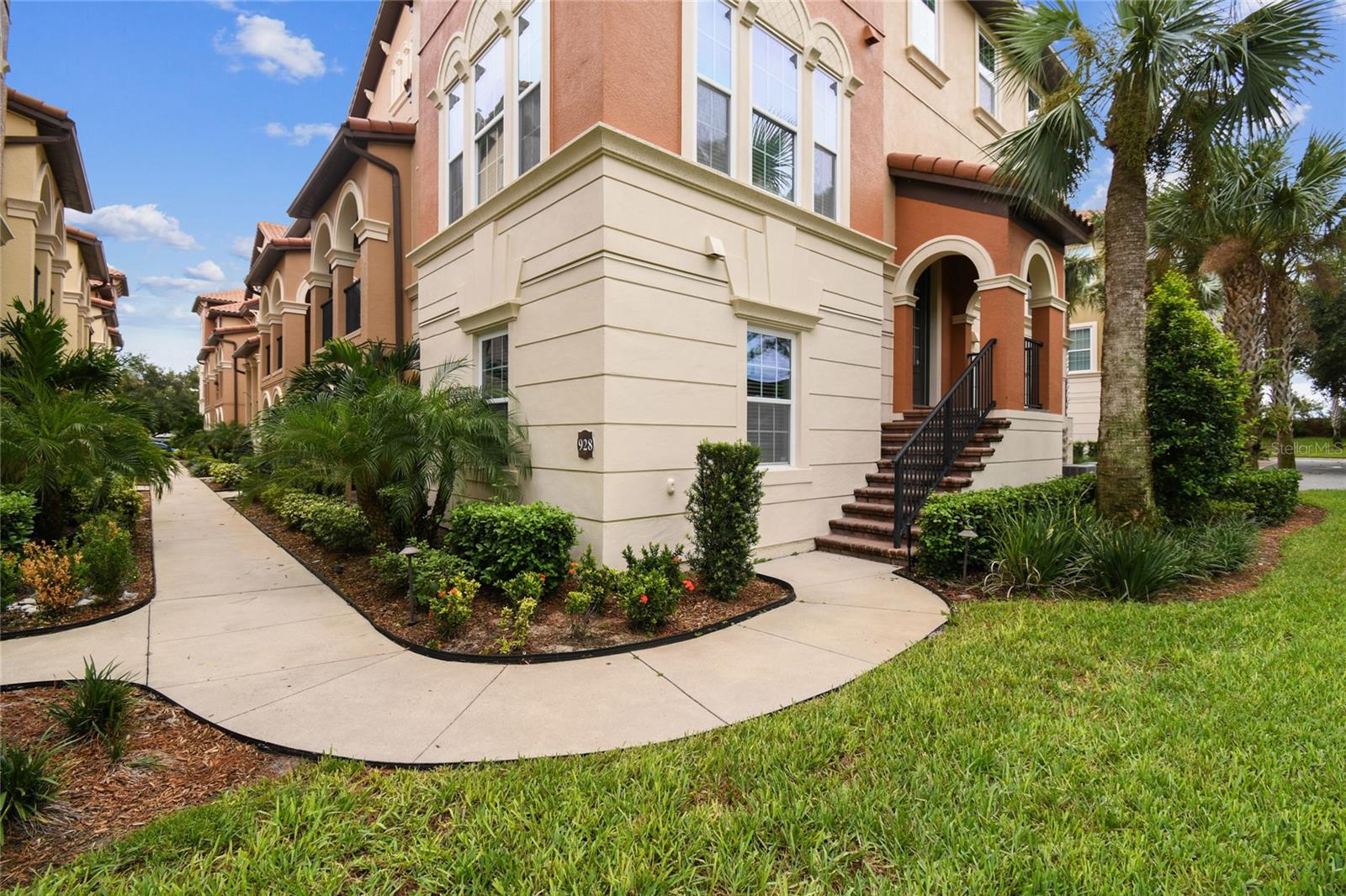 928 LOBELIA DR