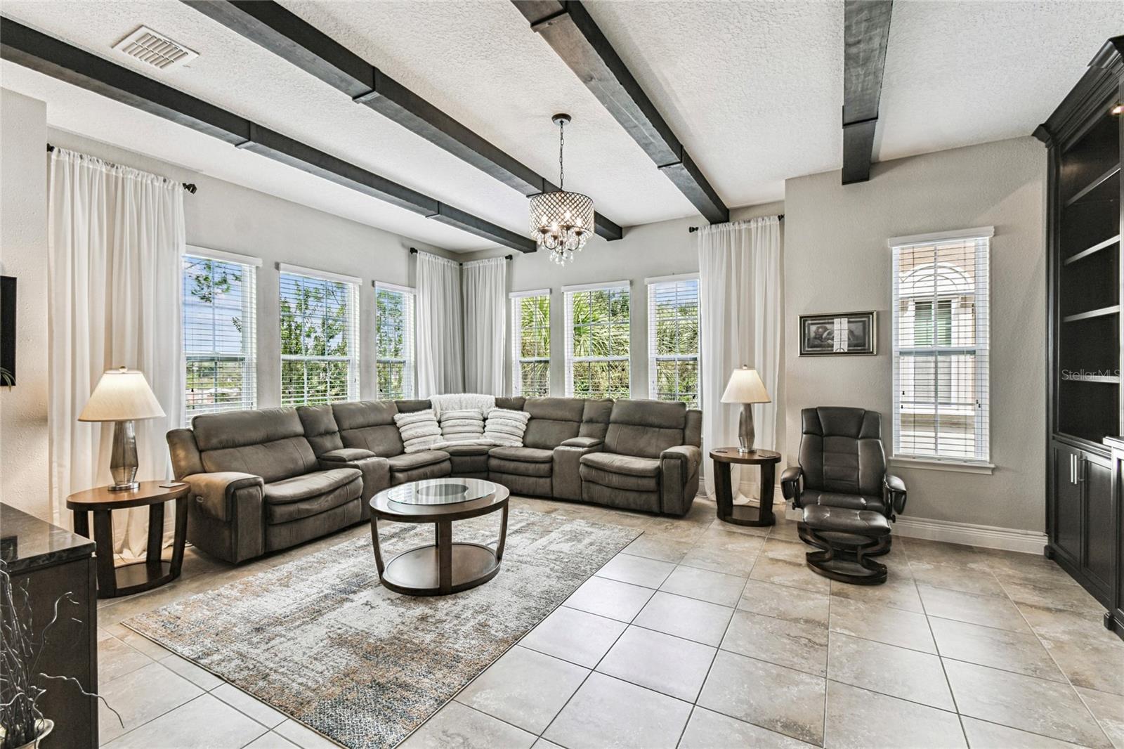 928 LOBELIA DR
