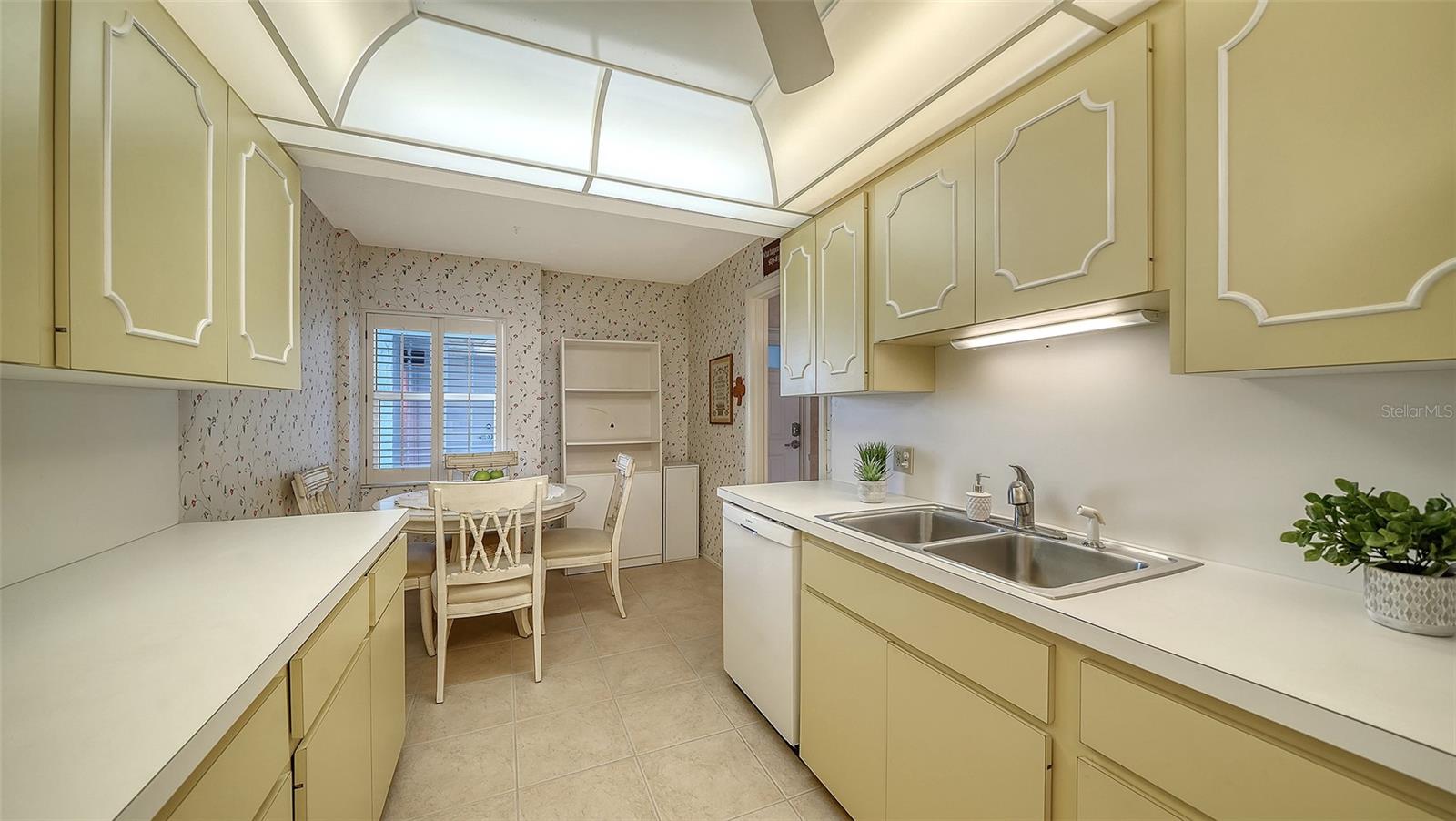 WHISPERING SANDS - Residential