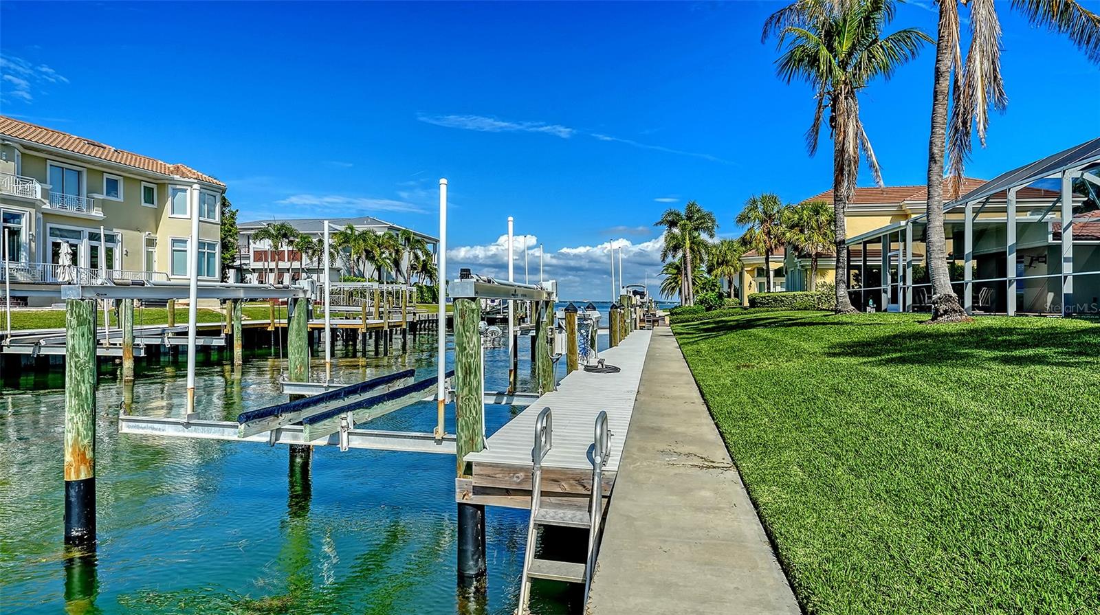 COUNTRY CLUB SHORES - Residential