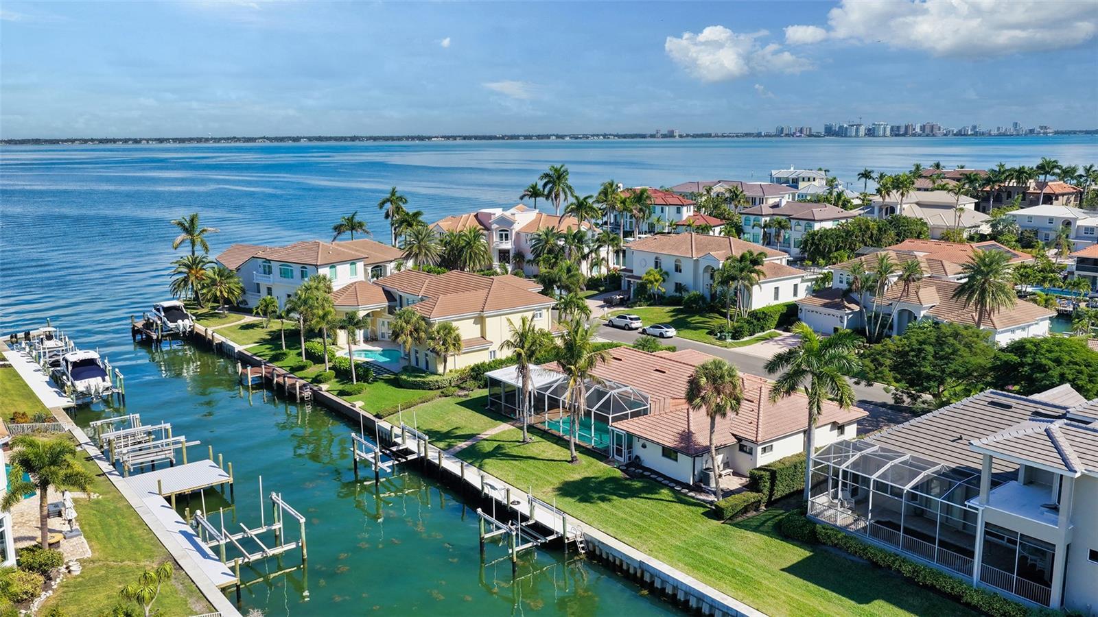 COUNTRY CLUB SHORES - Residential