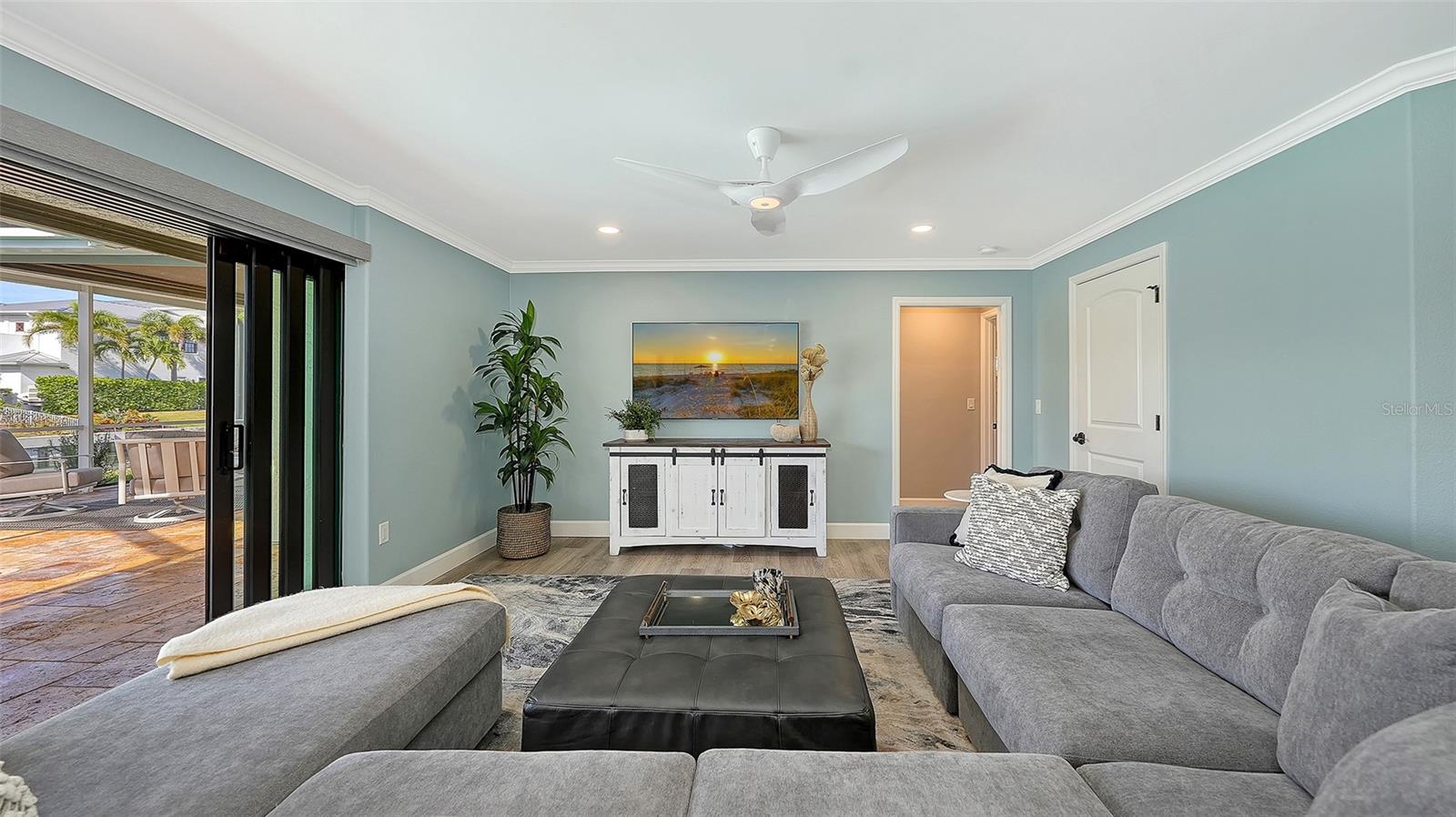 COUNTRY CLUB SHORES - Residential