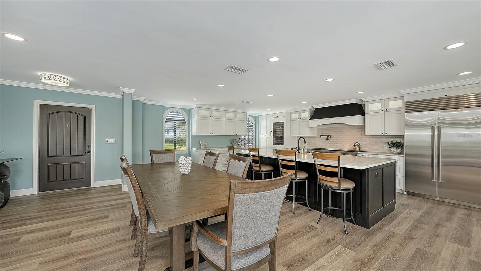 COUNTRY CLUB SHORES - Residential