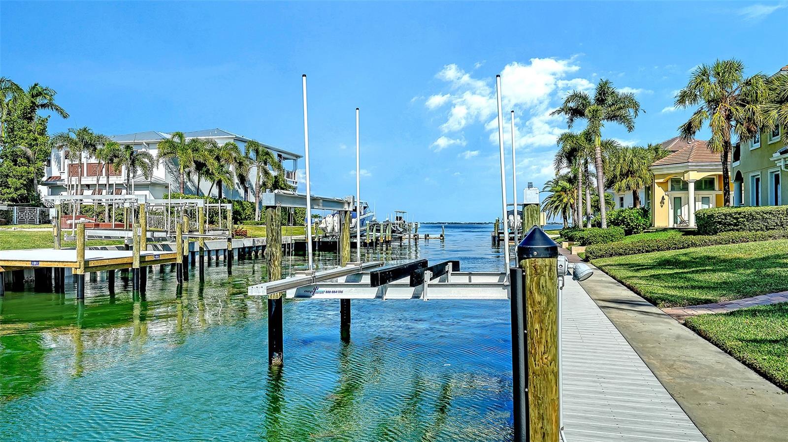 COUNTRY CLUB SHORES - Residential