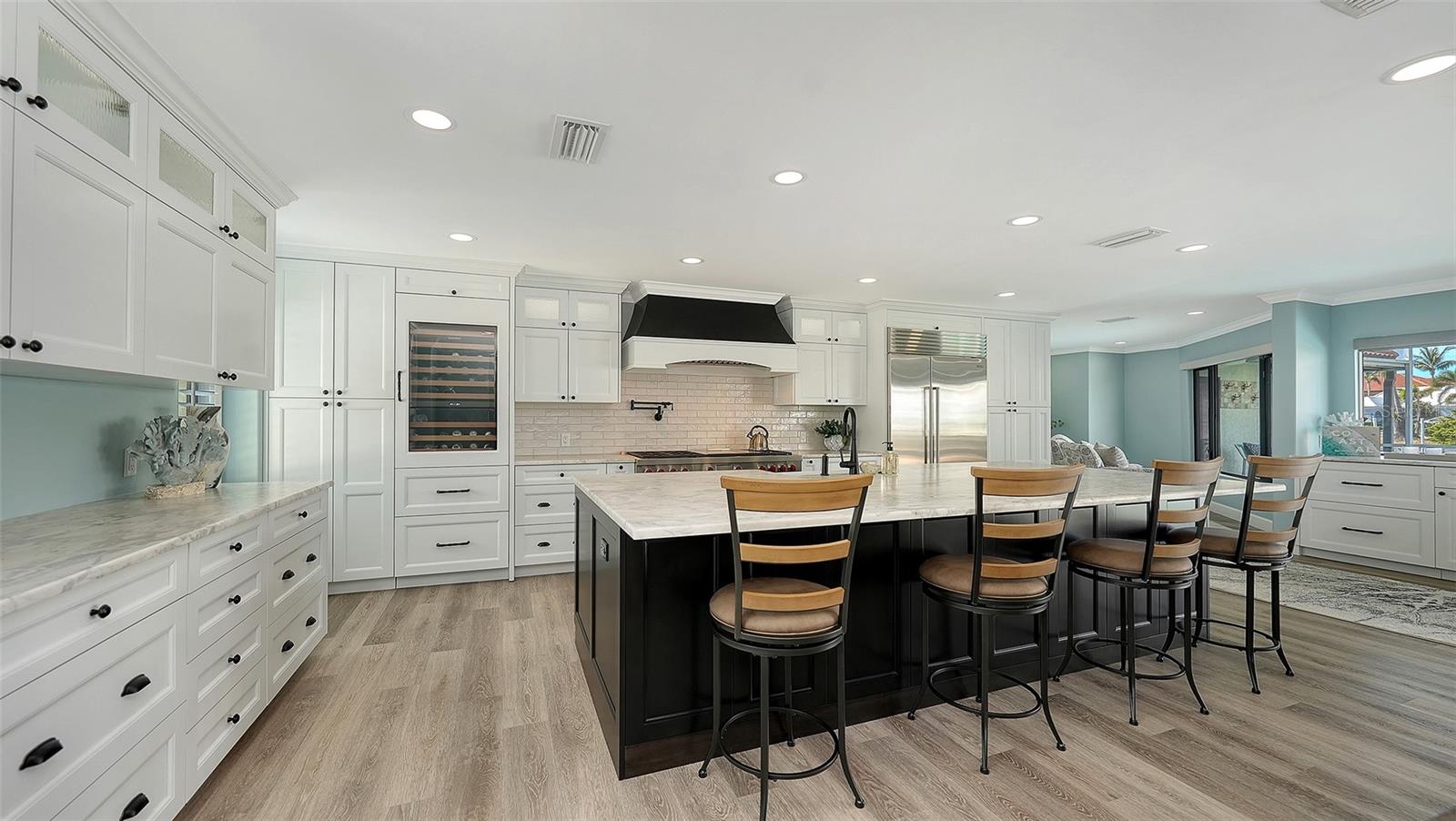 COUNTRY CLUB SHORES - Residential