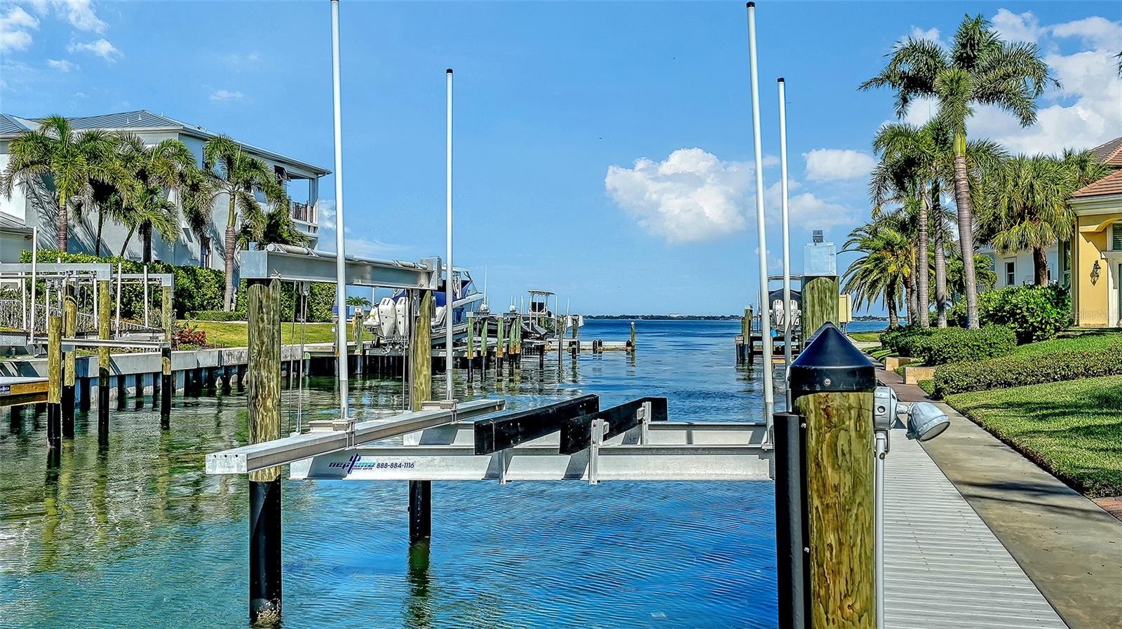 COUNTRY CLUB SHORES - Residential