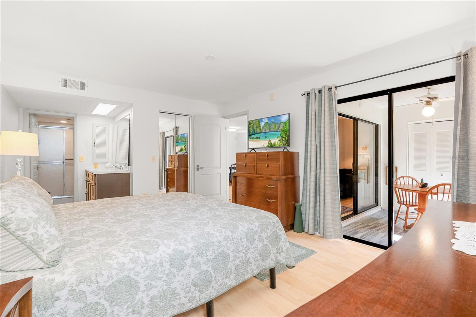 VILLA PLUMOSA CONDO - Residential