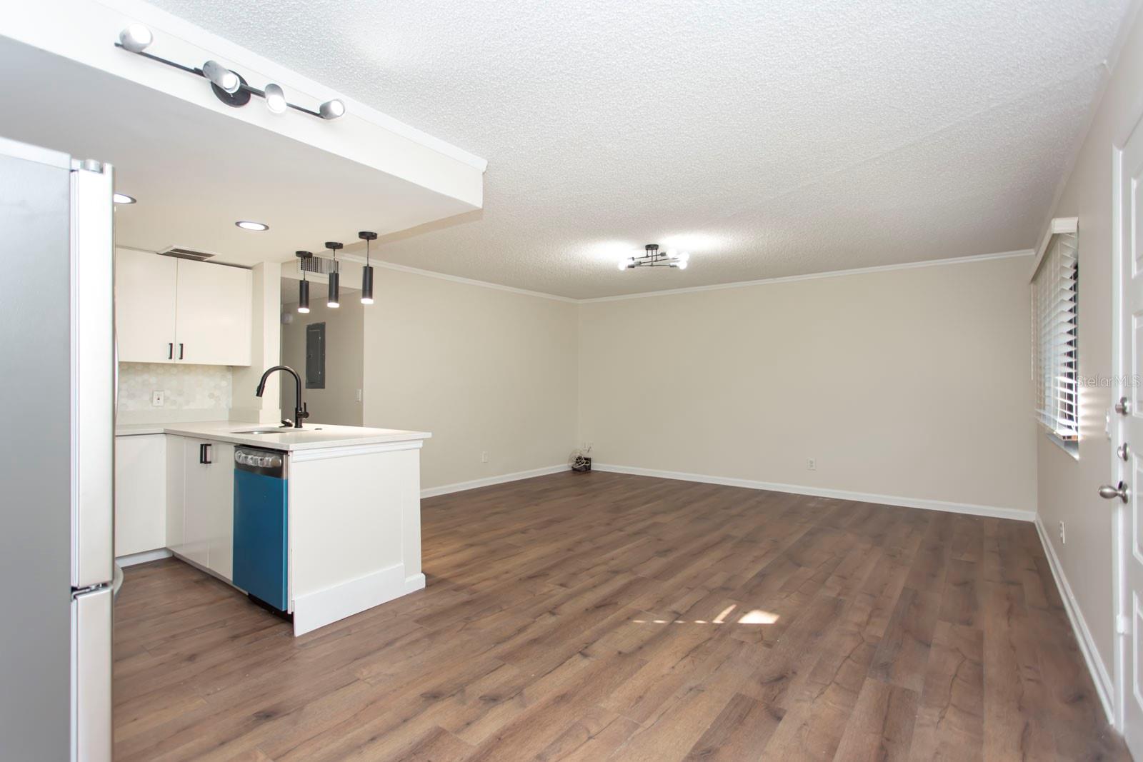 LAKEVIEW CONDO 01 - Residential