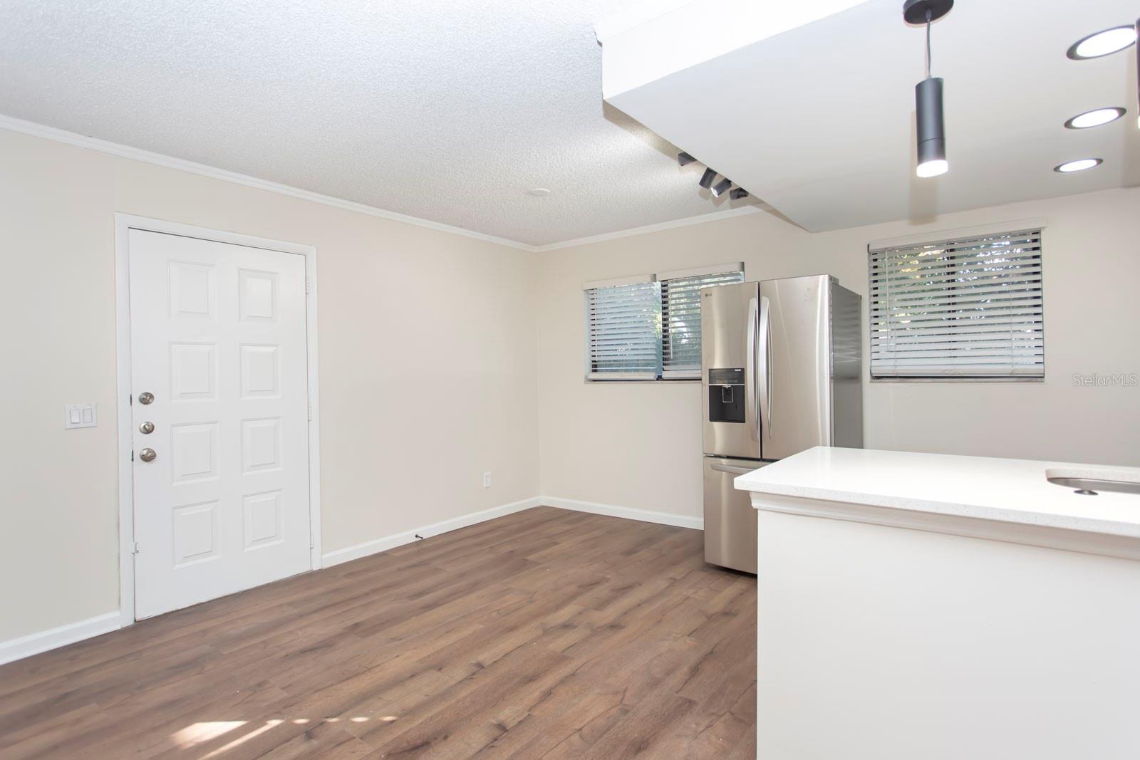 LAKEVIEW CONDO 01 - Residential