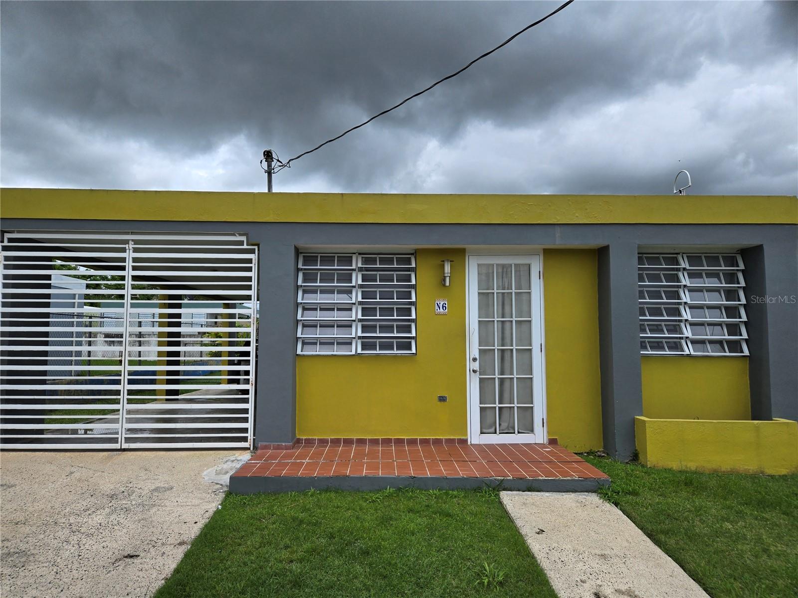 For Sale! This beautiful and cozy property located in the Rancho Bonito Urbanization in Juncos, Puerto Rico. This property features 3 bedrooms, 1 bathroom, a living room, a kitchen, a dining room, and a carport for two vehicles. Located in a quiet location and accessible to the best areas in the zone, it is a unique opportunity to establish your home. Call us!