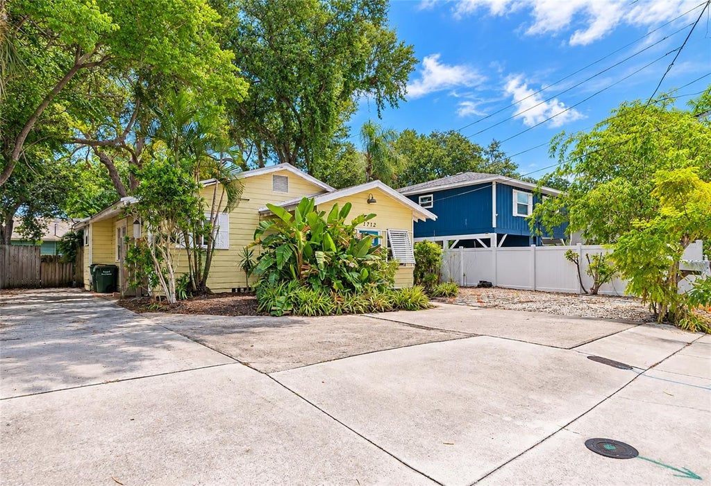 Photo of 1712 Siesta Drive, Sarasota, FL 34239 (MLS # A4705310)