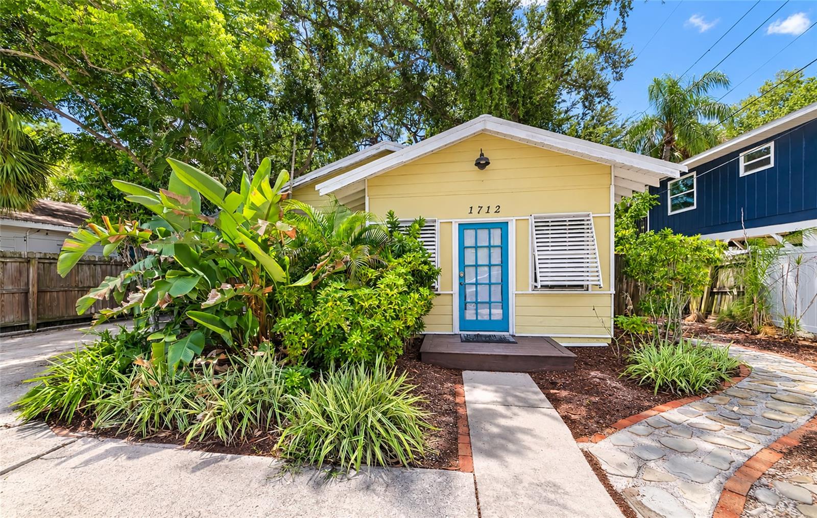 1712 SIESTA DRIVE