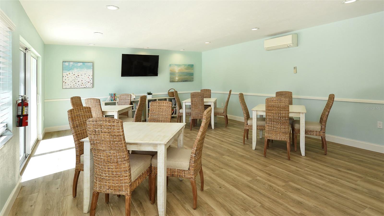 PELICAN HARBOUR & BEACH CLUB - Residential