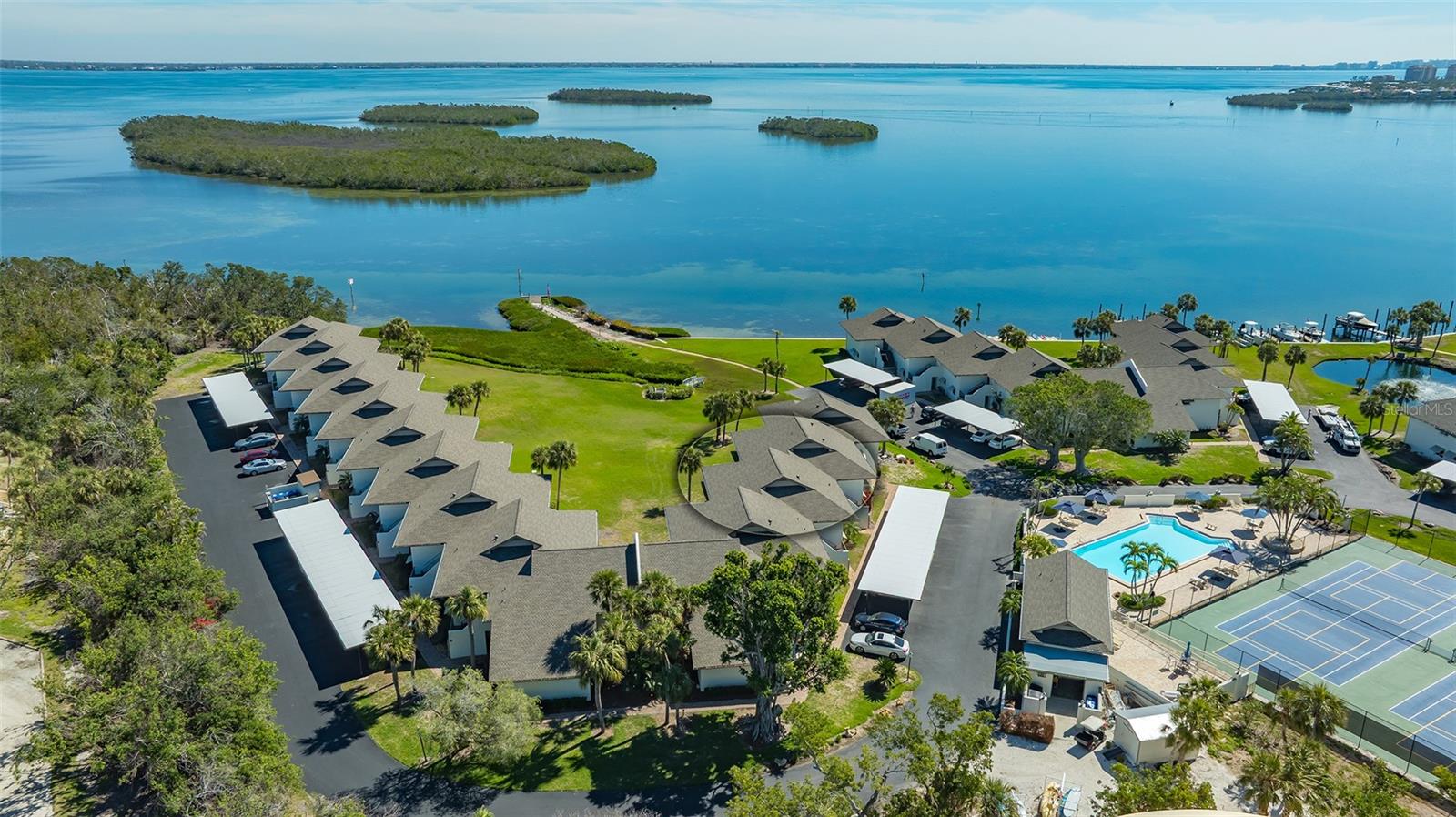 PELICAN HARBOUR & BEACH CLUB - Residential