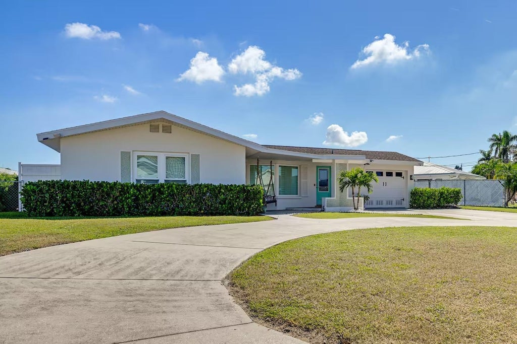 Photo of 924 Arlington Road, Palmetto, FL 34221 (MLS # A4708945)