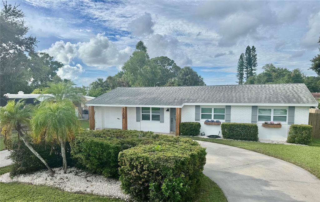 Photo of 3203 52nd Avenue Drive W, Bradenton, FL 34207 (MLS # A4662573)