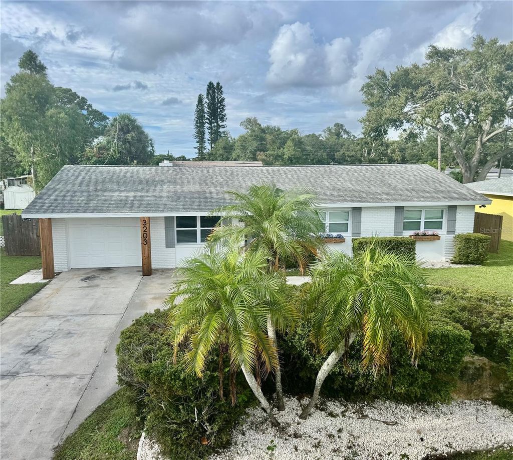 Photo of 3203 52nd Avenue Drive W, Bradenton, FL 34207 (MLS # A4662573)