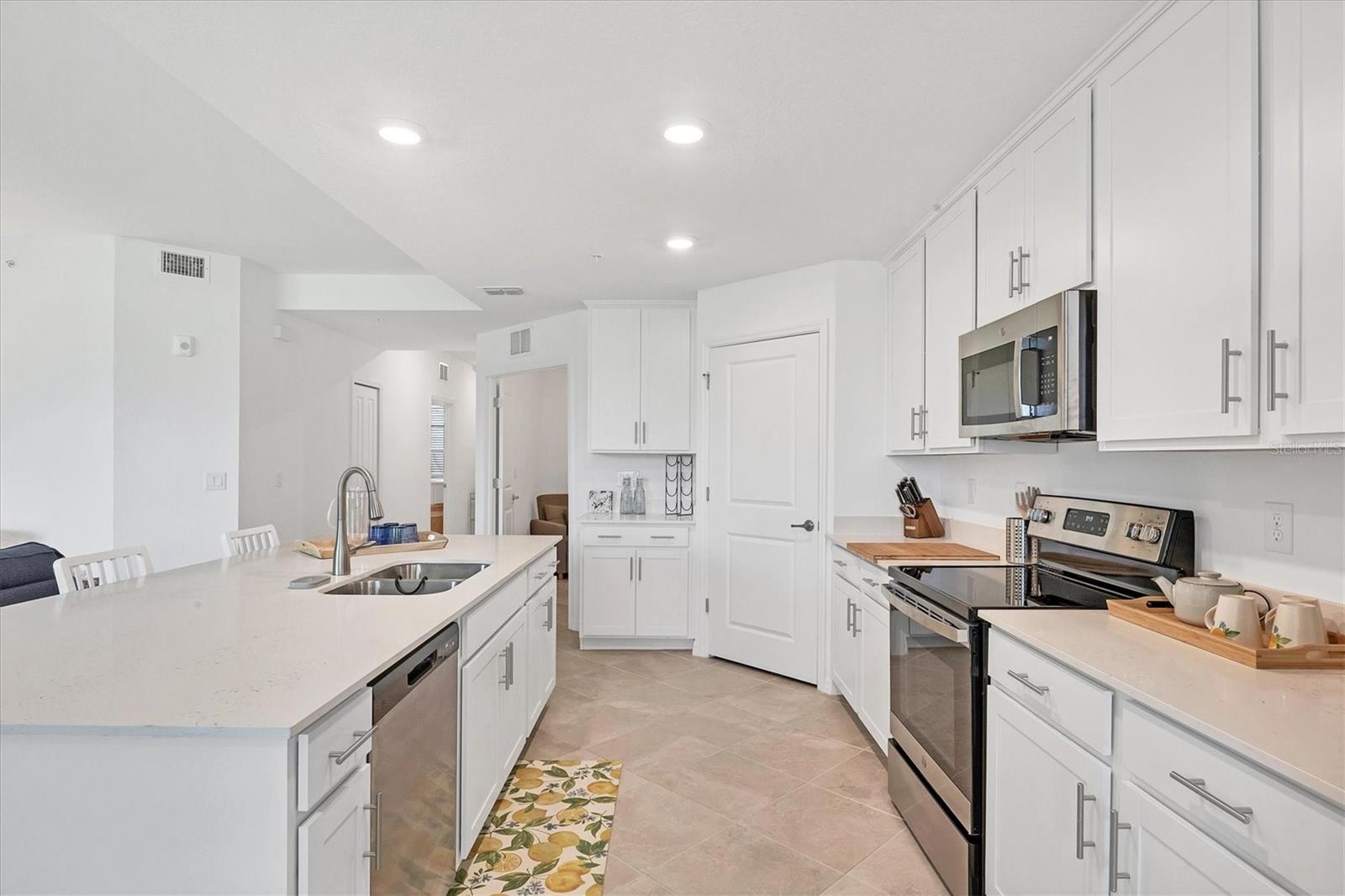 WELLEN PARK GOLF & COUNTRY CLUB - Residential Lease