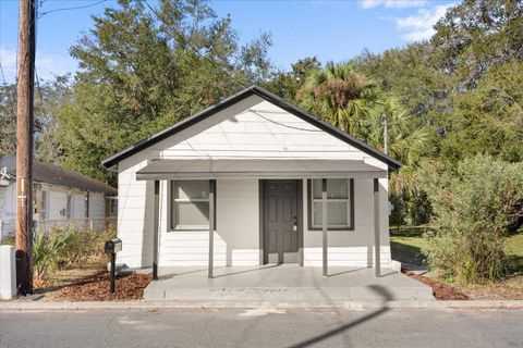 A home in LAKELAND