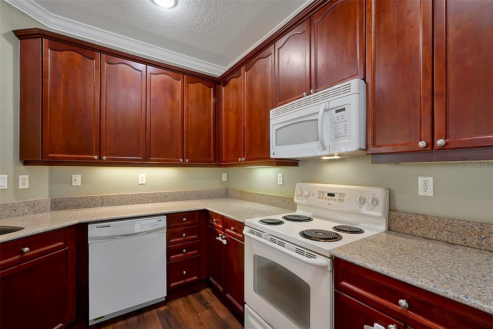LAKESIDE/LKS/WINDERMERE CONDO - Residential