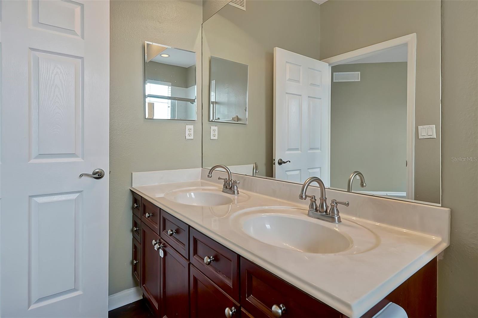 LAKESIDE/LKS/WINDERMERE CONDO - Residential