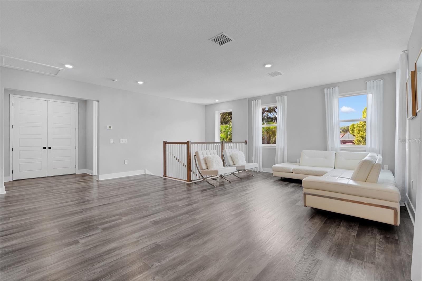 HOUR GLASS LAKE PARK - Residential