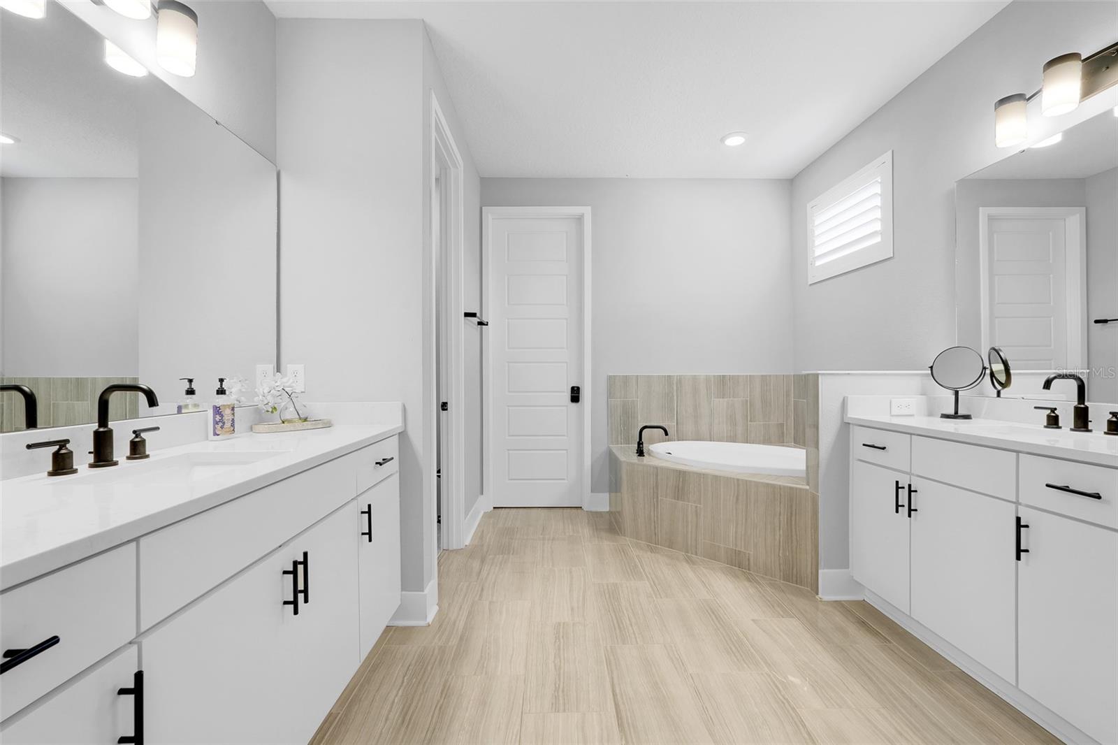 HOUR GLASS LAKE PARK - Residential