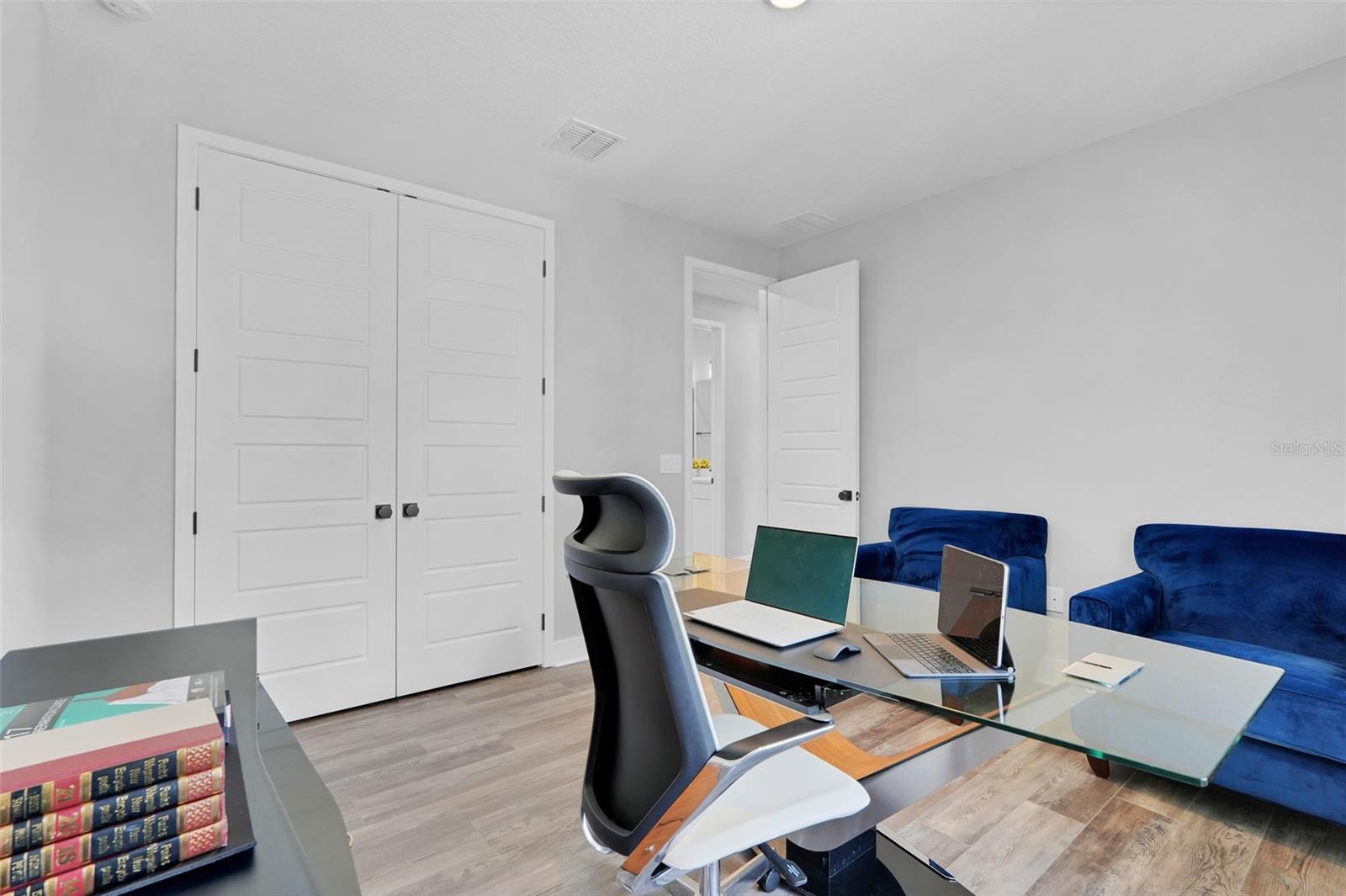 HOUR GLASS LAKE PARK - Residential