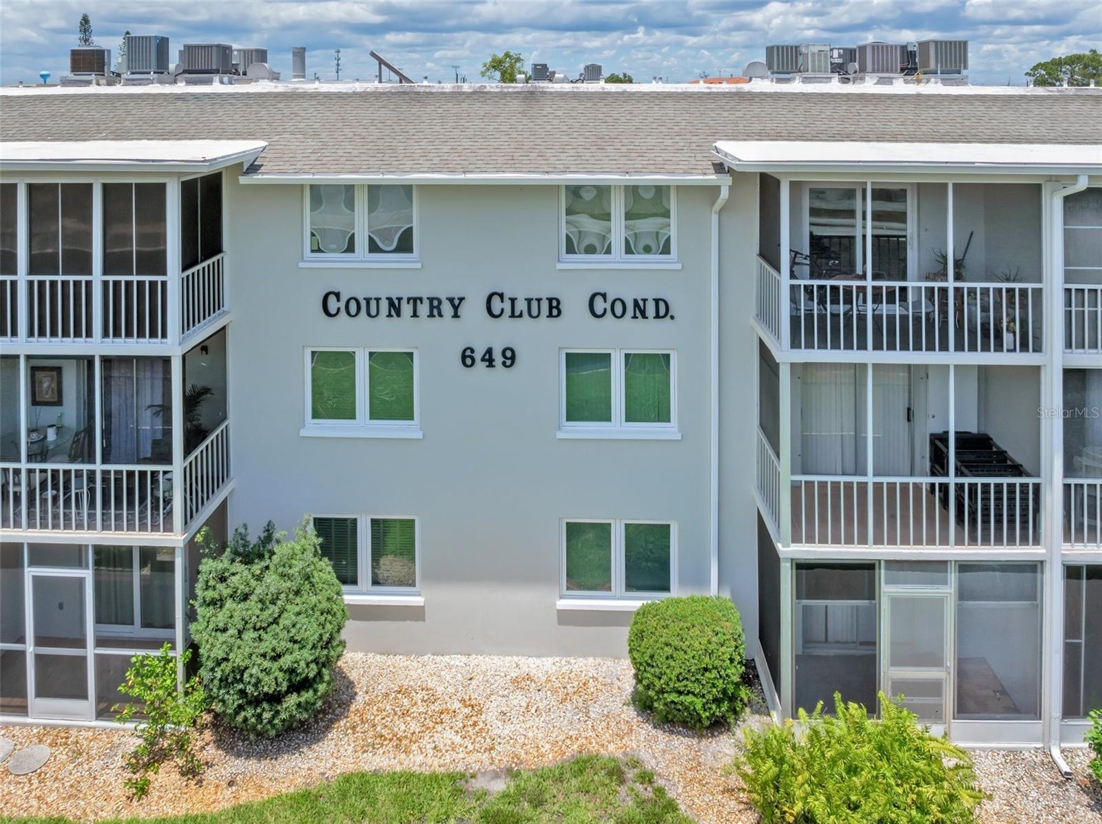 COUNTRY CLUB APTS - Residential
