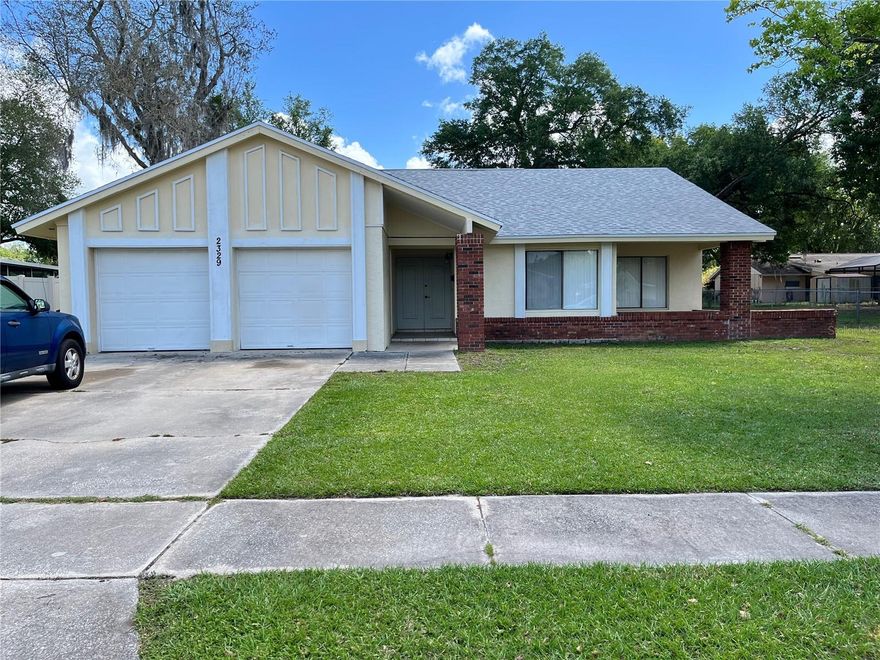 Beautiful home for rent in Kissimmee, conveniently located near shopping, schools, and major roads,and just minutes from Valencia College.The property offers comfortable living spaces, an excellent layout, and great natural light. Enjoy a spacious backyard, perfect for relaxing or entertaining One small dog is allowed (maximum 20 lbs) with a non-refundable fee. Tenant is responsible for all utilities .Available for immediate occupancy. Don’t miss this opportunity—schedule your showing today!