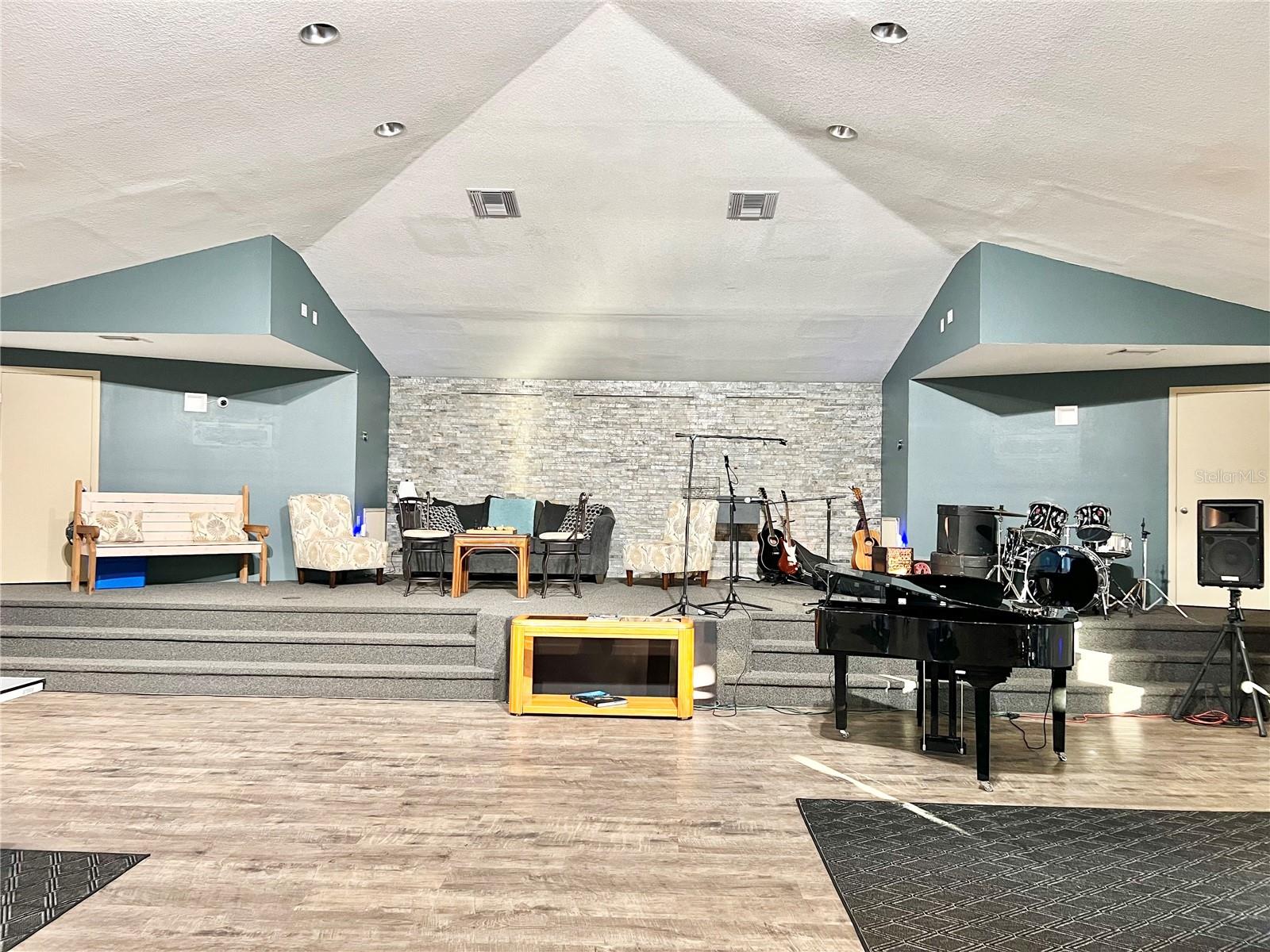 TEE & GREEN ESTATES 1ST ADD - Commercial Sale