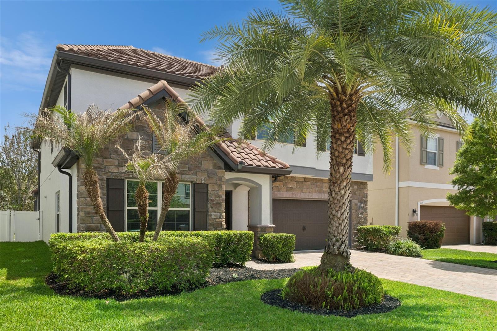 JOHNS LAKE POINTE - Residential