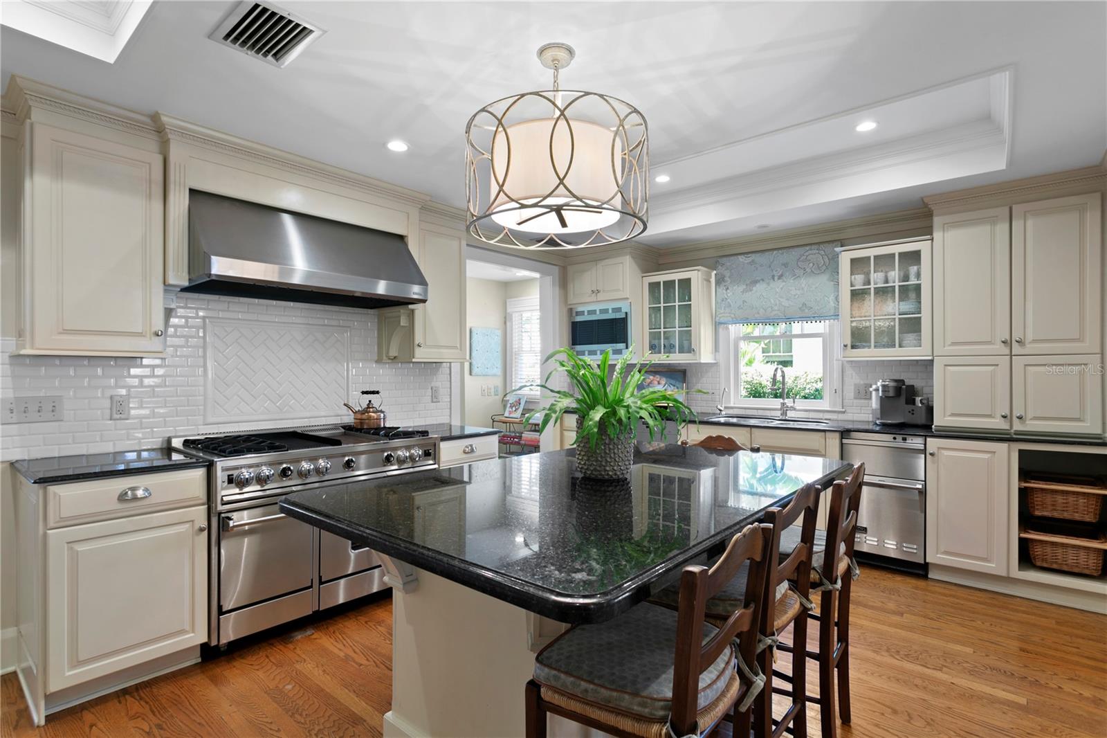 NEW SUBURB BEAUTIFUL - Residential