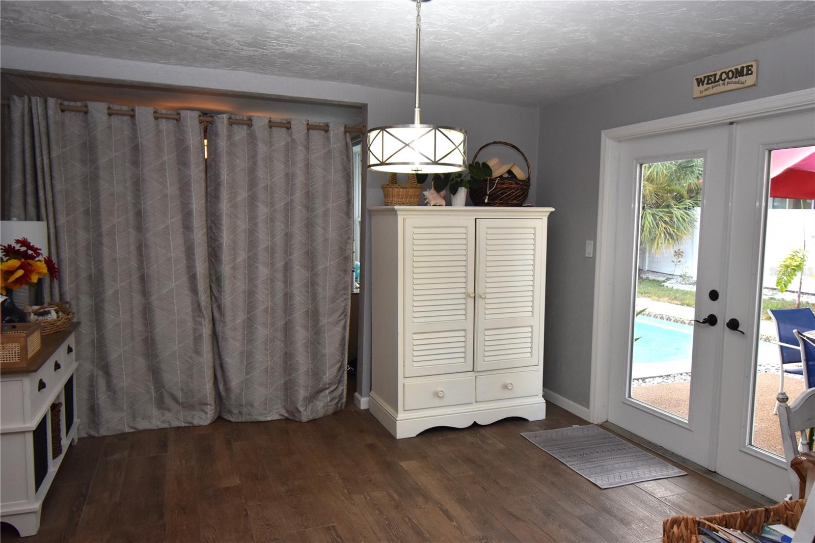 ESQUIRE MANOR - Residential