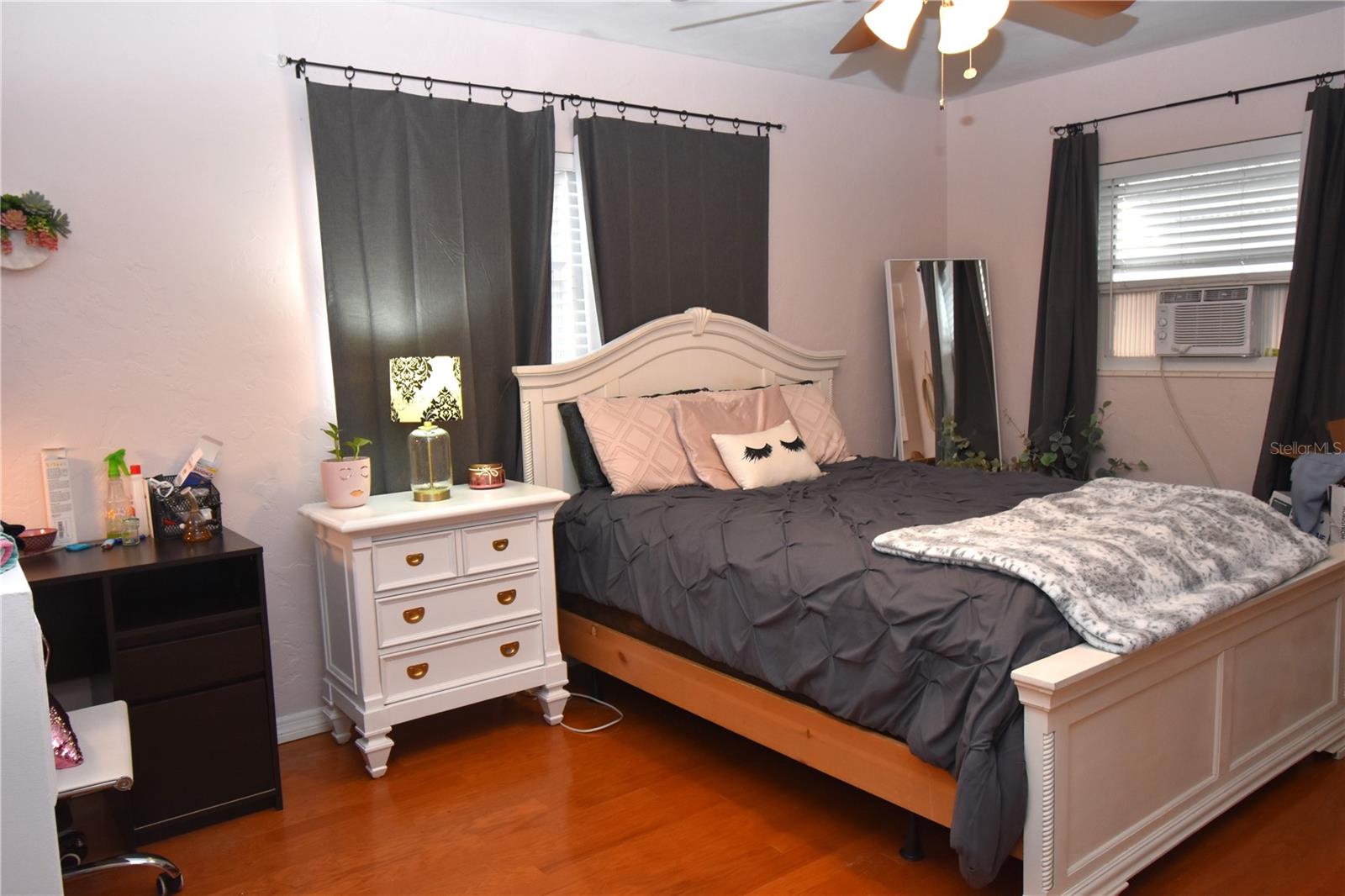 ESQUIRE MANOR - Residential