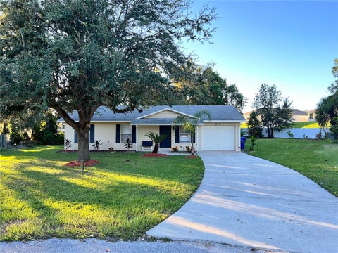 33 Lakeview Court, Mascotte, FL 34753